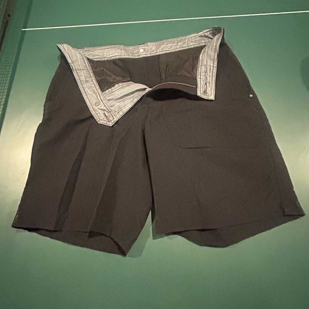 Lululemon Men’s City Shorts Black Flat Front Mesh Pockets Size 32